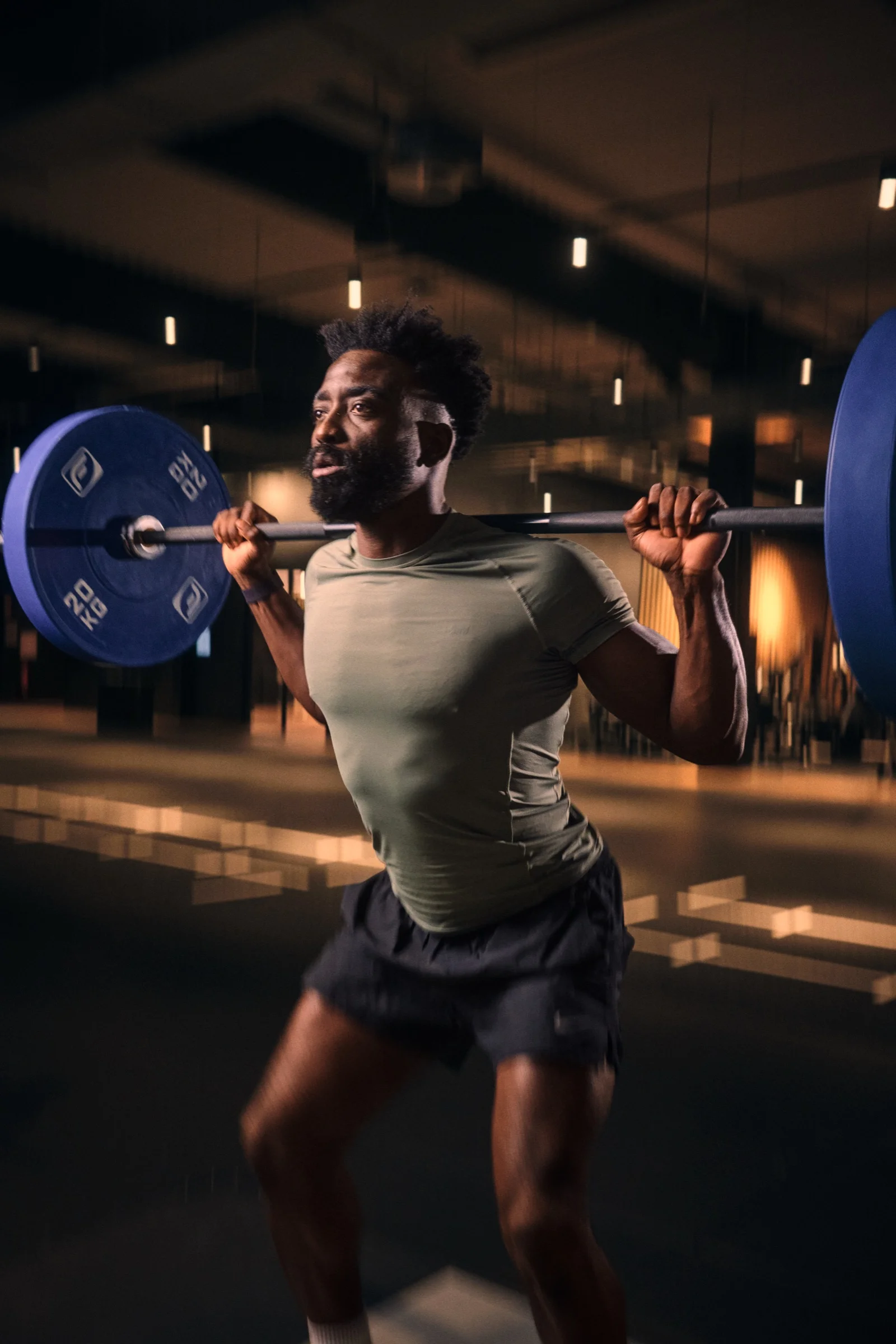 Kraftvolles Langhanteltraining – bereit zu starten
